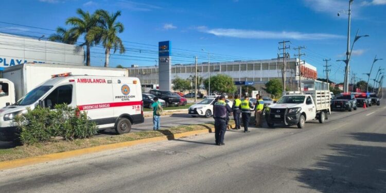 Cierre provisional del puente por incidente de tránsito en el bulevar Playa del Carmen