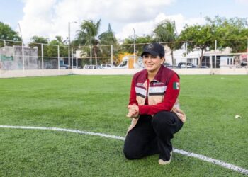 Estefanía Mercado impulsa rehabilitación histórica de canchas con pasto sintético en Playa del Carmen