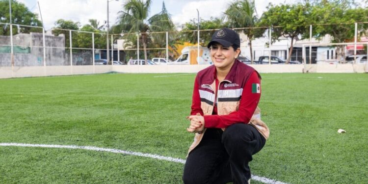 Estefanía Mercado impulsa rehabilitación histórica de canchas con pasto sintético en Playa del Carmen