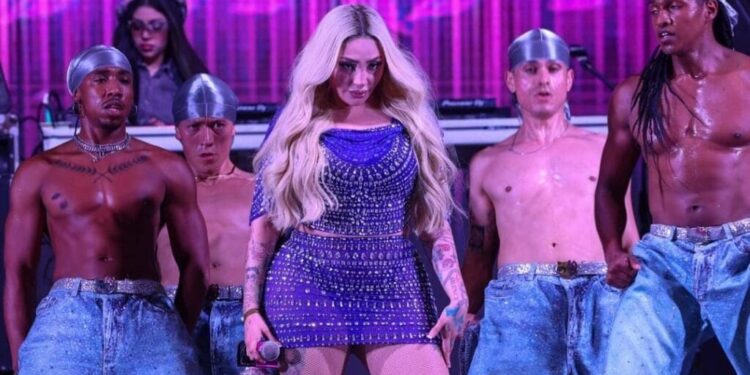 Bellakath congrega a más de 20 mil personas en el primer concierto del Carnaval de Playa del Carmen 2026