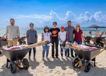 Estefanía Mercado entrega herramientas y uniformes a ZOFEMAT para reforzar atención al sargazo en Playa del Carmen