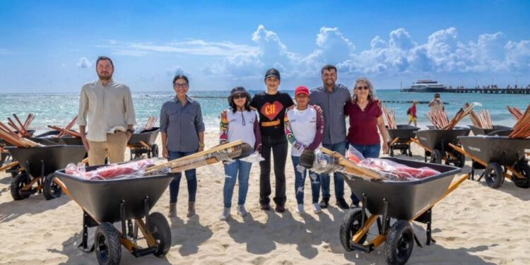Estefanía Mercado entrega herramientas y uniformes a ZOFEMAT para reforzar atención al sargazo en Playa del Carmen