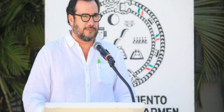 Nuevo Tesorero de Playa del Carmen cumple en tiempo y forma con bono a policías