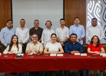 Estefanía Mercado cierra filas con empresarios y hoteleros para hacer frente al sargazo en Playa del Carmen