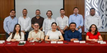Estefanía Mercado cierra filas con empresarios y hoteleros para hacer frente al sargazo en Playa del Carmen