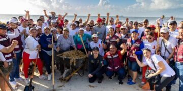 Más de 2 mil personas acompañan a Estefanía Mercado en mega brigada de limpieza de playas para hacer frente al sargazo